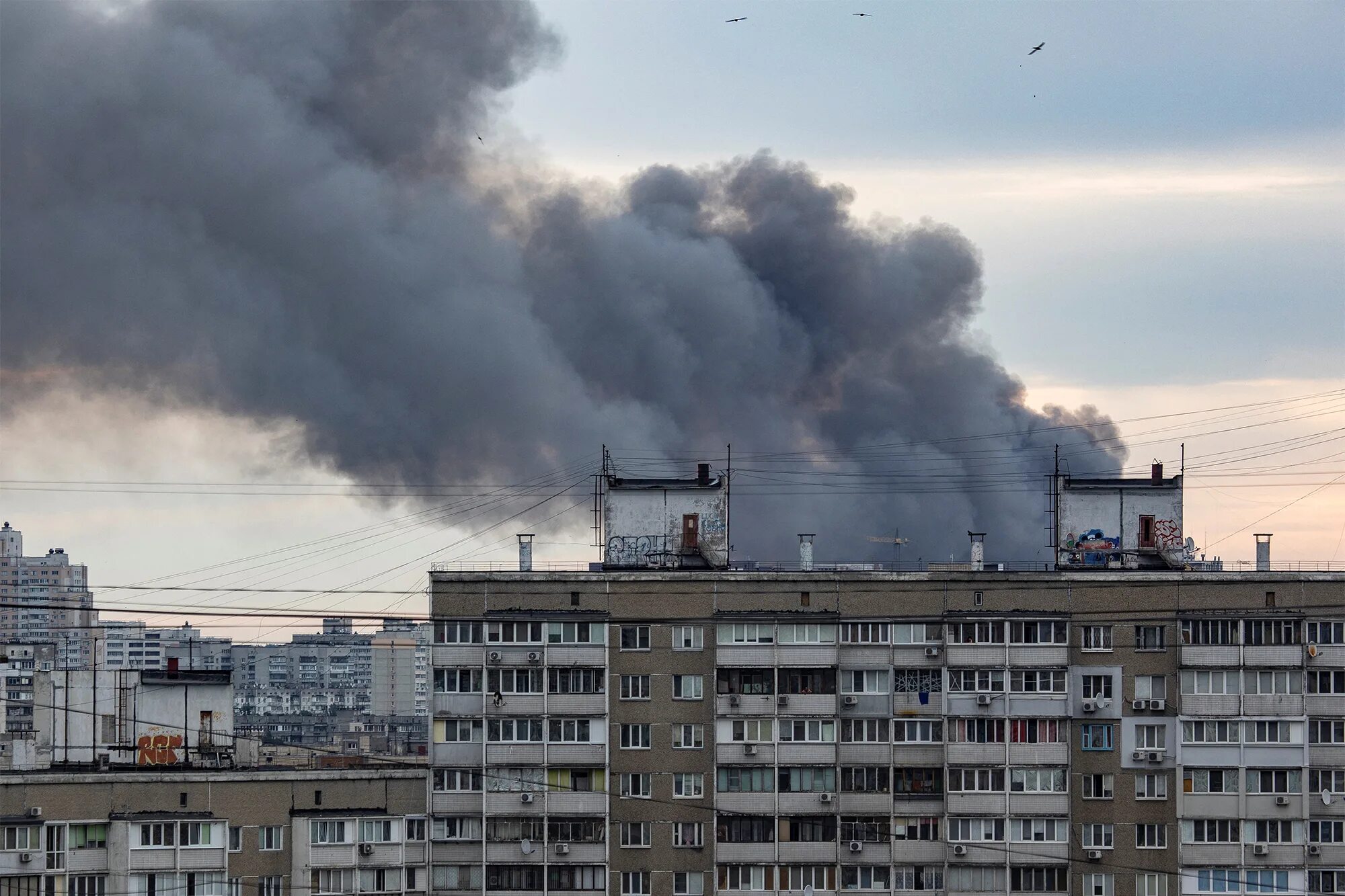 Взрыв на левом берегу. Киев взрывы инфраструктуры. Завод задымление. Пожар на заводе.