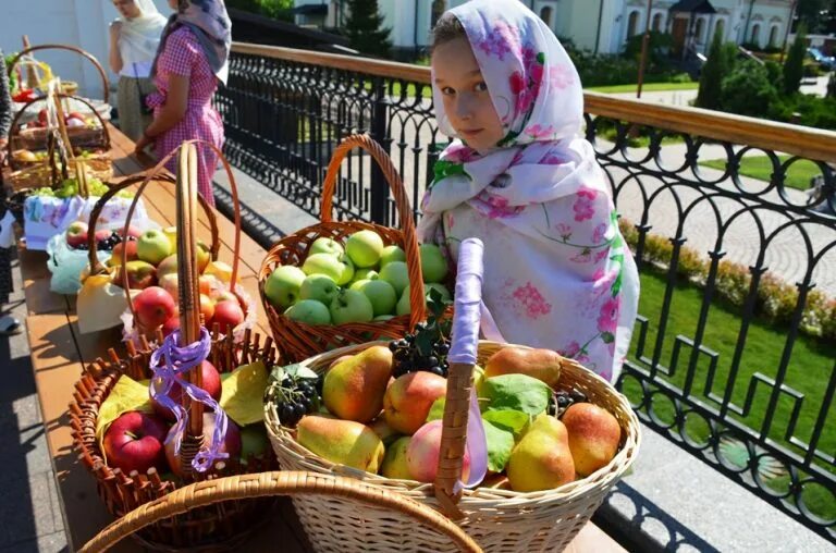 Можно ли мыться на яблочный спас. Яблочный спас в церкви. яблочный спаси церковь. освещение яблок на яблочный спас в храме. украшение храма на яблочный спас.