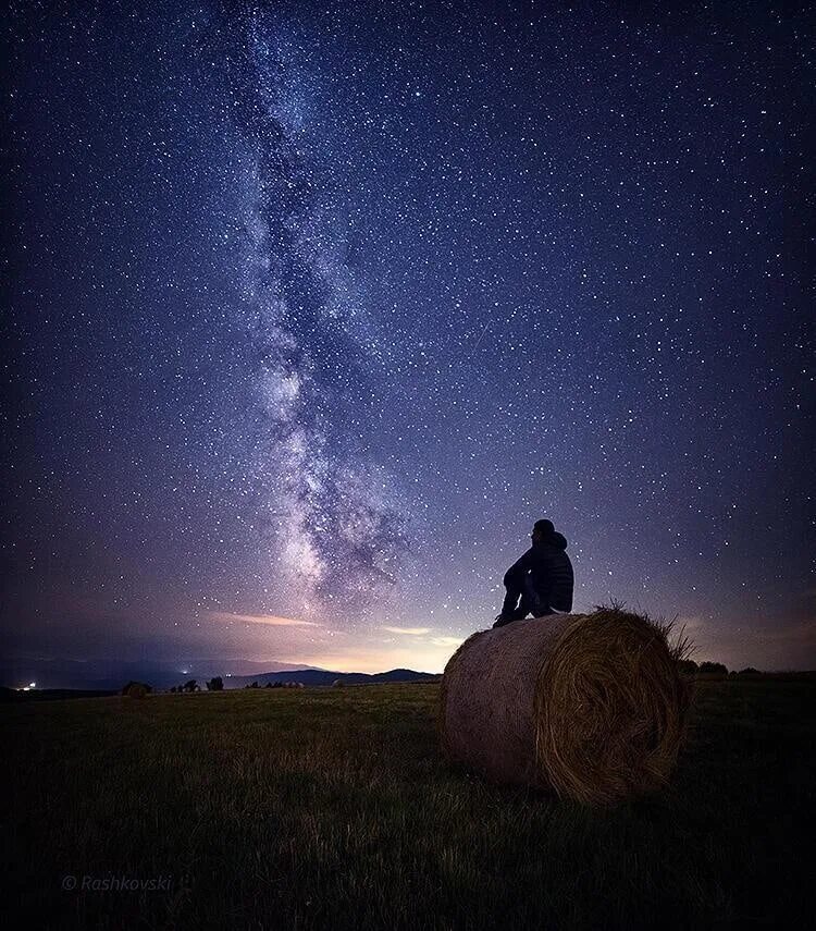 Пастух на звездном небе. Поле ночью. Человек под звездным небом. Звездное небо и человек. Звездное небо в поле.