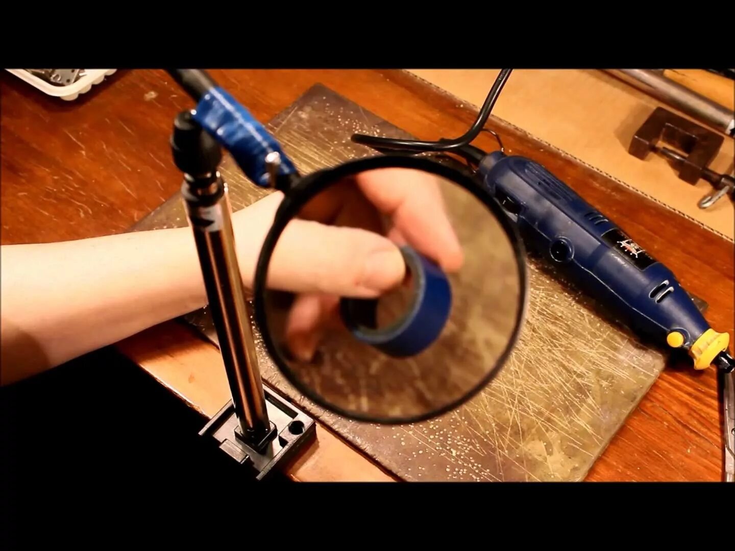 Проектор из коробки и лупы. Проектор из телефона. Самодельная лупа для пайки. Самодельный держатель для лупы. Как сделать увеличитель.