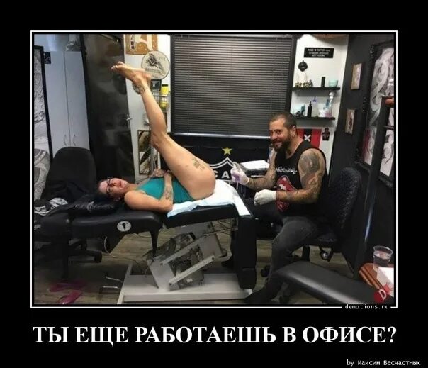 Засунул хуй в жопу ногастой коллеге по работе, прямо на рабочем столе 
