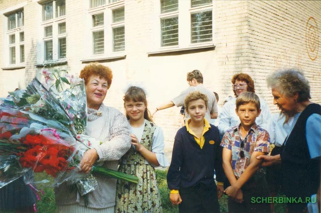 гуниб администрация. 1 сентября 1996. сентябрь 1996 года. 1996 год школьная линейка. гомельская начальная школа.