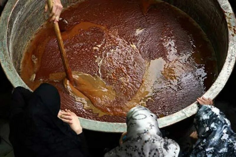 Сумалак что это такое. Сумаляк в Узбекистане. Праздник Навруз сумаляк. Сумалак пишириш. Национальная блюда сумаляк.