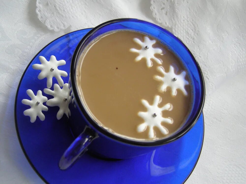 Утро туманно украшена снежинками книги собраны. Доброе утро снежинки. Чашка со снежинками. Снежинка в чашке кофе. Доброе утро снежинки кофе.