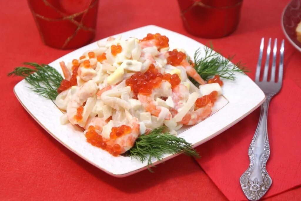 Салат морской Нептун. Дары Посейдона салат. Салат Царский с кальмарами. Салат с креветками и икрой