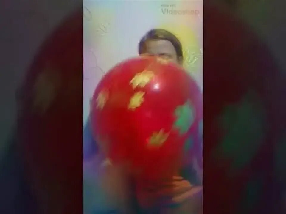 Конкурсы с воздушными шарами. Ребенок надувает воздушный шарик. Мяч лопнул. Челлендж с шариками. Мяч лопнул.