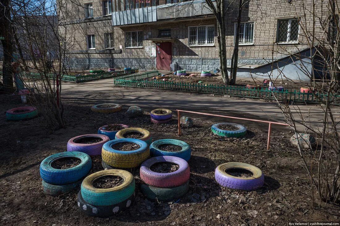 шины во дворе. двор из шин. покрышки во дворах. шины во дворе. шины во дворе.
