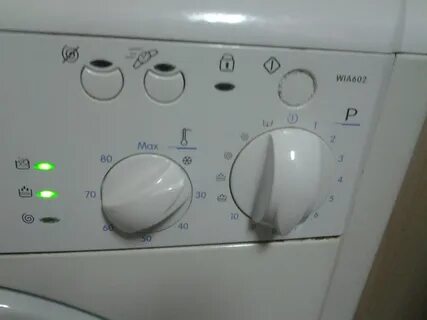 На стиральной машине горит замок