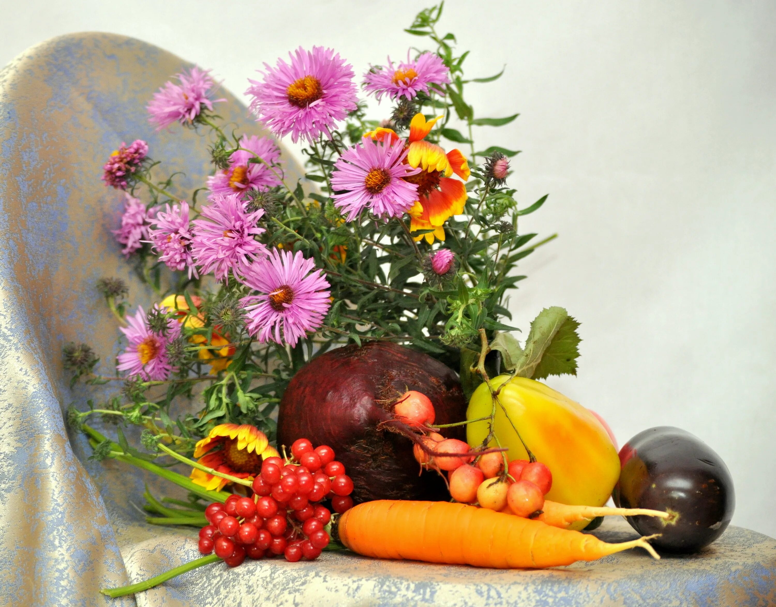 Натюрморты с фруктами и овощами и цветами. Натюрморт из овощей и фруктов. Корзина с овощами и фруктами. Фрукты овощи цветы. Натюрморт с овощами.
