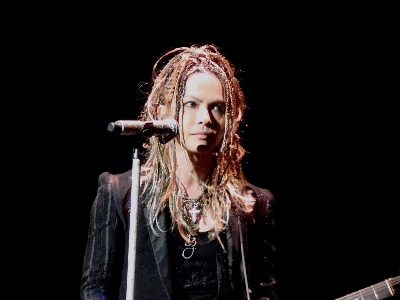 Хайд озвучки. Hyde l Arc-en-Ciel 2007 Live. Хайд певец. Хайд из l'Arc en Ciel. Hyde с косичками.