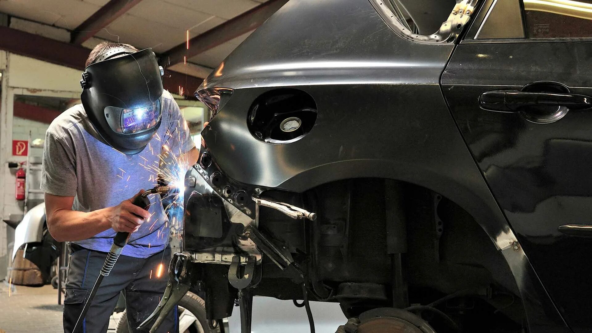 Сварка автомобильной детали. Сварка кузова автомобиля. Кузов сварочный. Сварщик автомобилей. Сварка деталей кузова автомобиля.