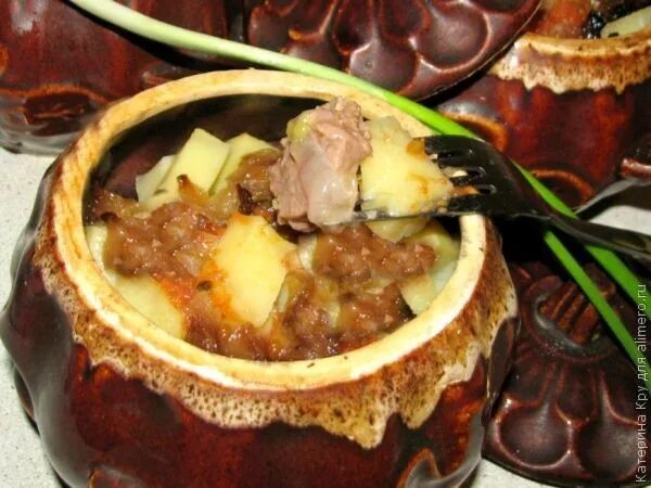 Азу в горшочках в духовке. Татарское блюдо в горшочке. Азу в горшочке рецепт. Азу по-татарски в горшочках. Азу в горшочке рецепт.