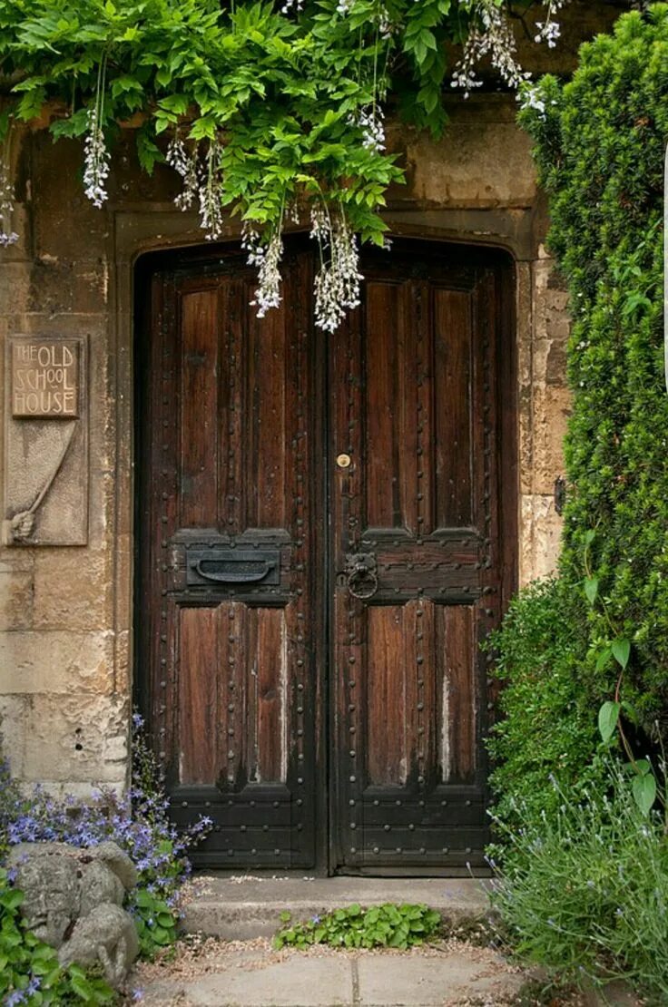 Двери 76. Старинная дверь. Сказочная дверь. Красивые старинные двери. Деревенская дверь.
