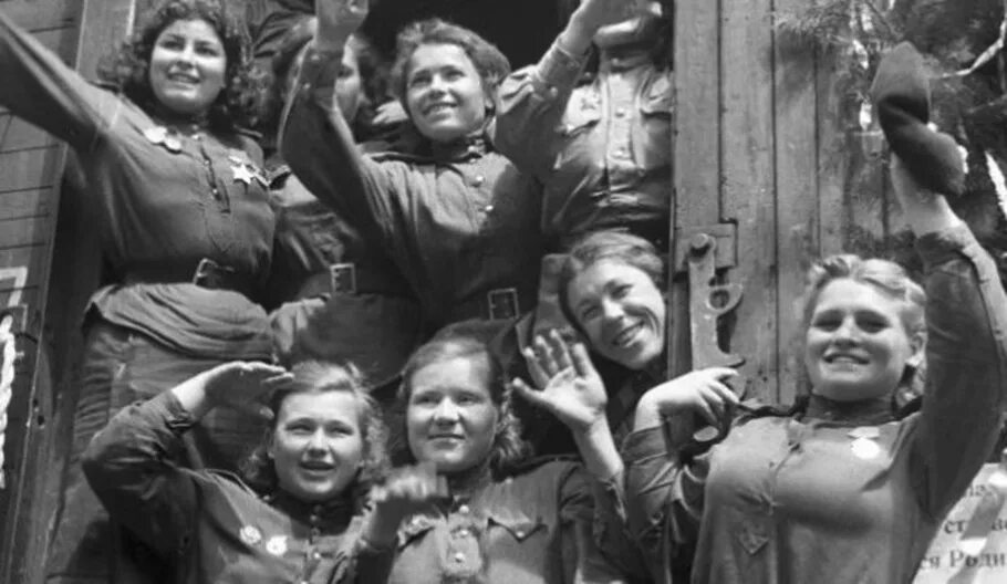 Группой шли женщины. Женщины Победы 1945. Женщины солдаты Великой Отечественной войны. Женщина война победа. Радость Победы в войне.