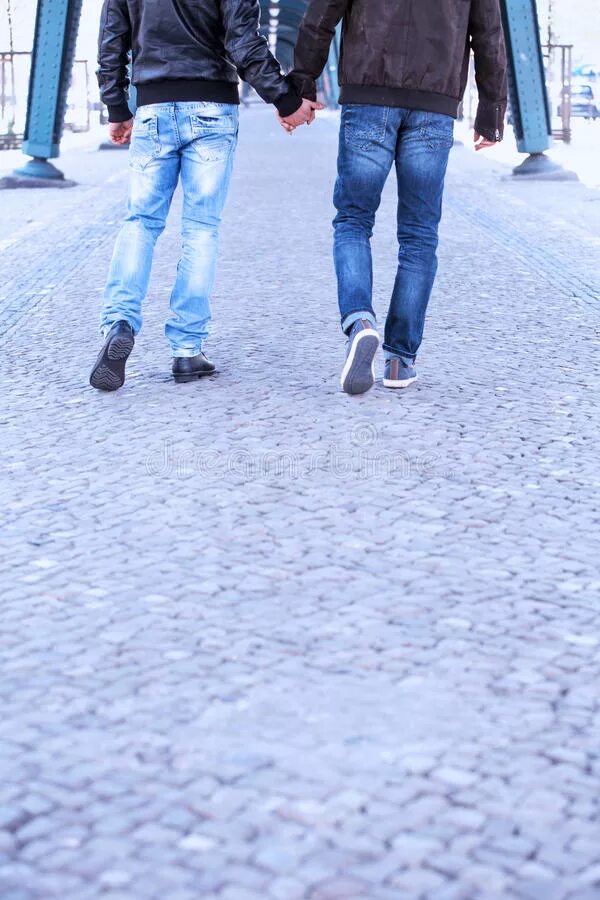 Два парня за руку. Два человека в лесу. Мужчина зимой. Мужчина зима эстетика. Парень на улице.