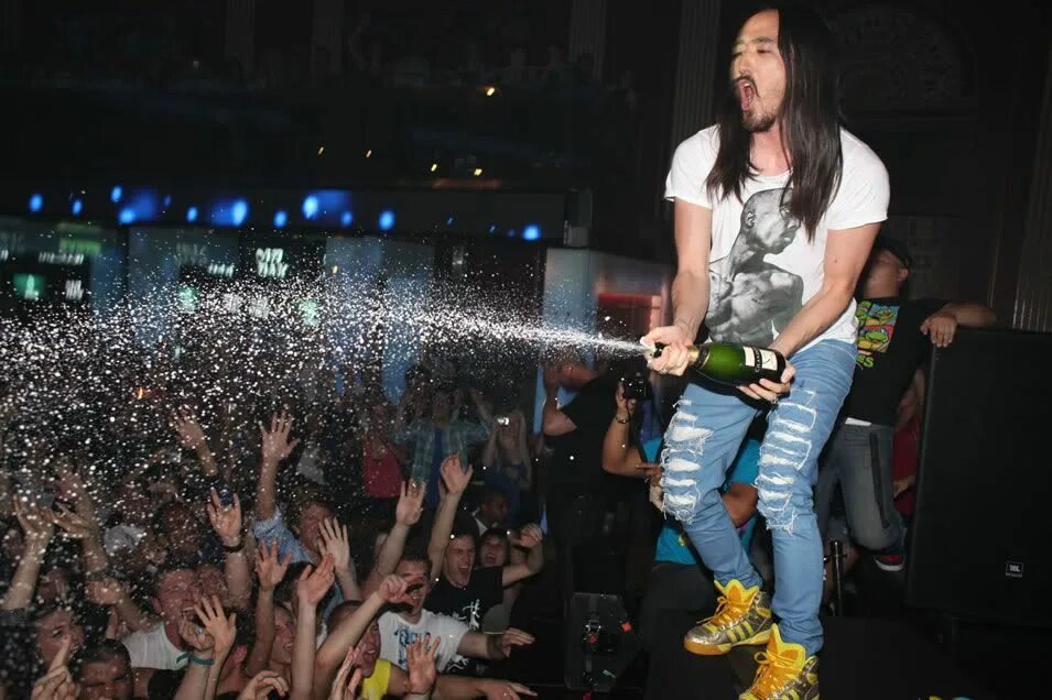 Steve aoki my head. Steve aoki. стив аоки сатанист. steve aoki night club. steve aoki улыбается.