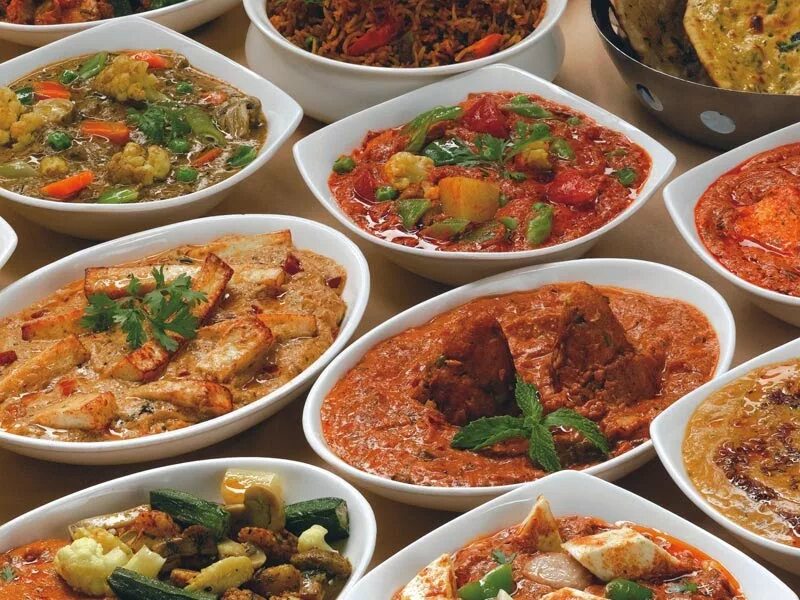пакистанская кухня блюда. индийская кухня. индийская еда в ресторане. блюда в нью-дели. богатый стол.
