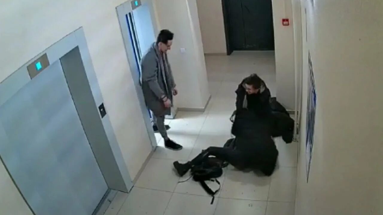 В Подъезде Видео