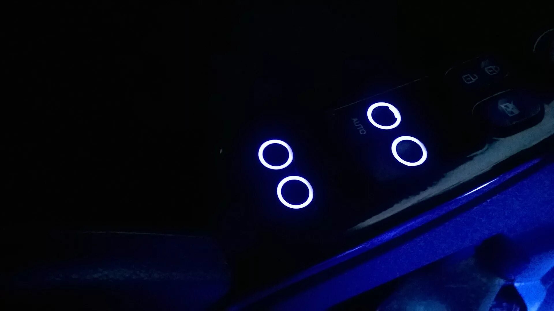 Пропала подсветка кнопок. Хендай Солярис подсветка кнопок. Подсветка Hyundai Solaris кнопки. Подсветка кнопок Солярис 1. Солярис 2012 кнопка стеклоподъемника подсветка.