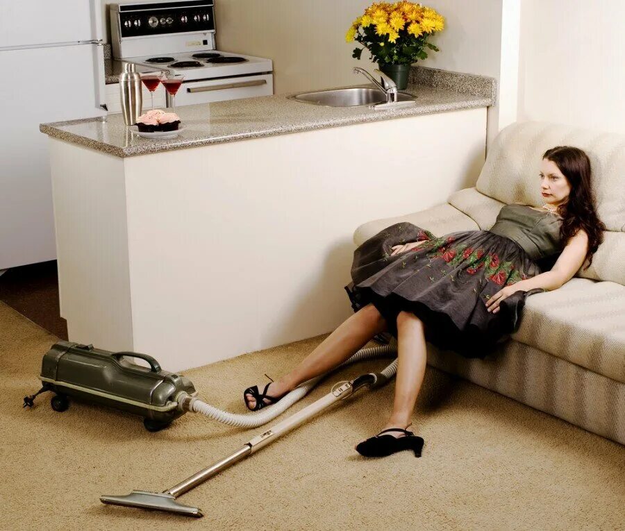 Начни убираться дома. Уставшая женщина. Уставшая после уборки. Уставшая домохозяйка. Женщина уборка.