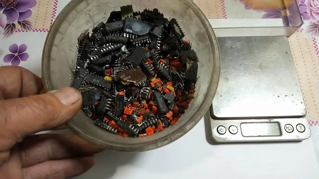 Микросхемы с золотыми волосками. Золотые микросхемы. Аффинаж золота из микросхем. Победитовые пластины для напайки. Аффинаж чёрных микросхем ссср.