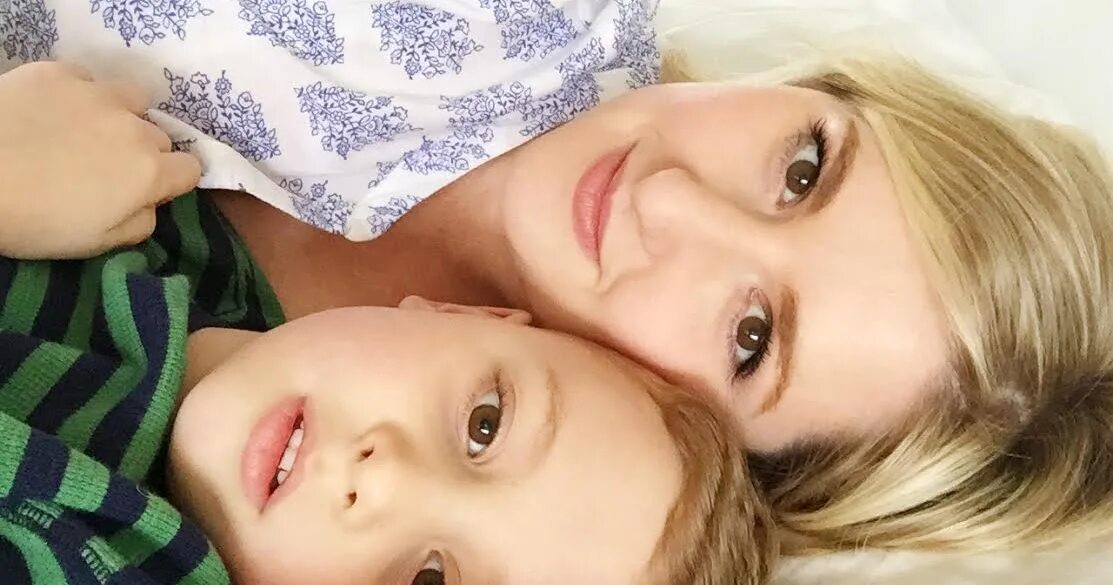 поцелуй женщины и мальчика. русская блондинка с ребёнком. необычные отношения мамы и сына. E. мама с сыном pedomom.