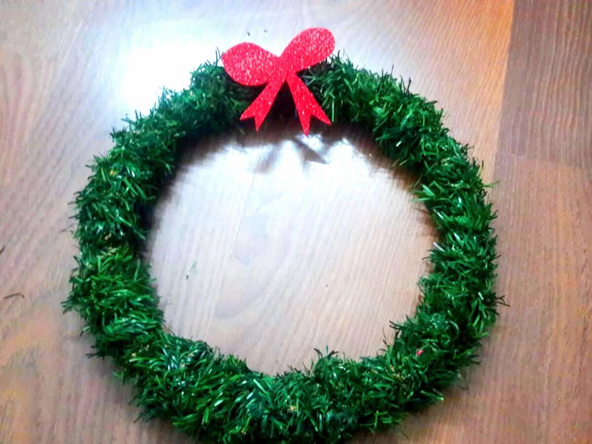 Еловые ветки в флористической губке. Украшение из старой искусственной елки. Что можно сделать из старой искусственной елки. Новогодние украшения из еловых веток. Елка из еловых веток своими.