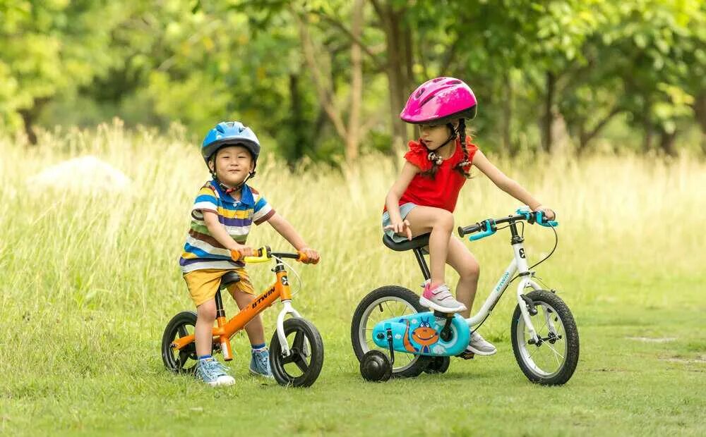 Правильный беговел. Велосипед детский. Дети с велосипедом. Велосипед с детским. Детский дошкольный велосипед.