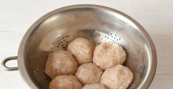 Дуршлаг для паровых котлет. Сетка для паровых котлет. Паровые котлеты без пароварки в кастрюле. Паровая баня для котлет. Котлеты из фарша на пару в мультиварке.