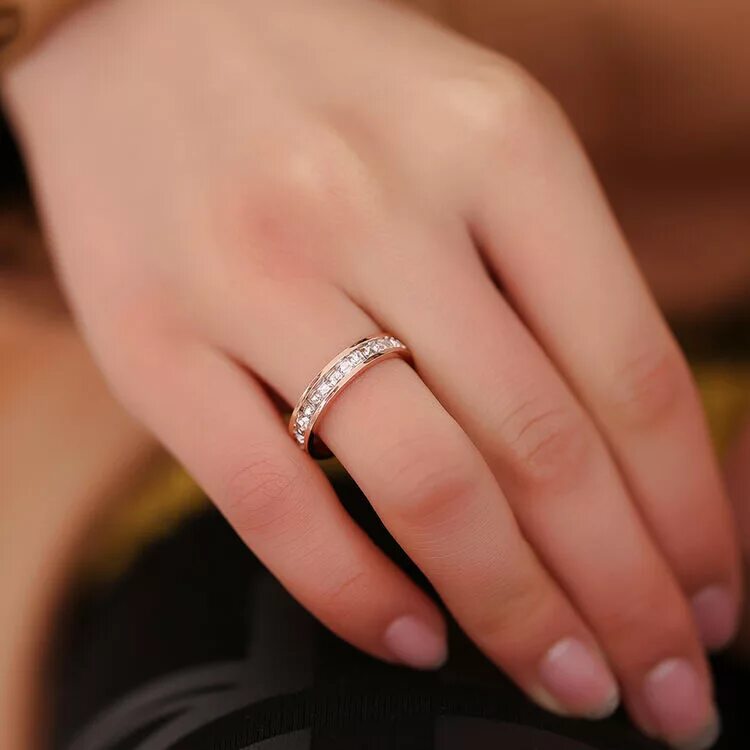 Кольцо когда замужем. Кольцо на пальце. Обручальное кольцо на пальце. Женская рука с кольцом. Обручальное кольцо для девушки.
