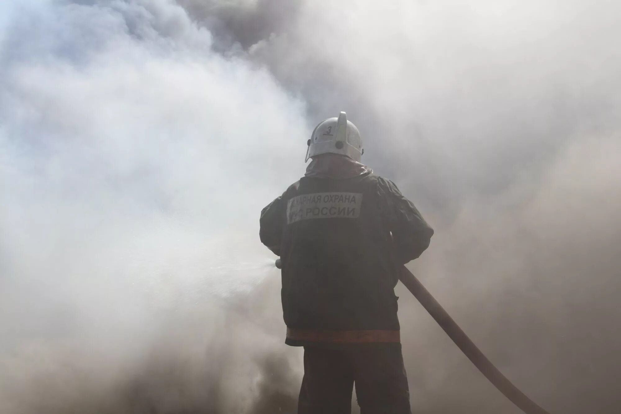 К чему снится пожар без дыма. Задымление при пожаре. Пожарный. Пожарник в дыму. Дым пожар.