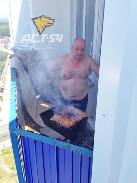 Можно ли жарить шашлык на балконе многоквартирного. Шашлык на балконе. мужики жарят шашлыки на балконе. шашлычная на балконе.