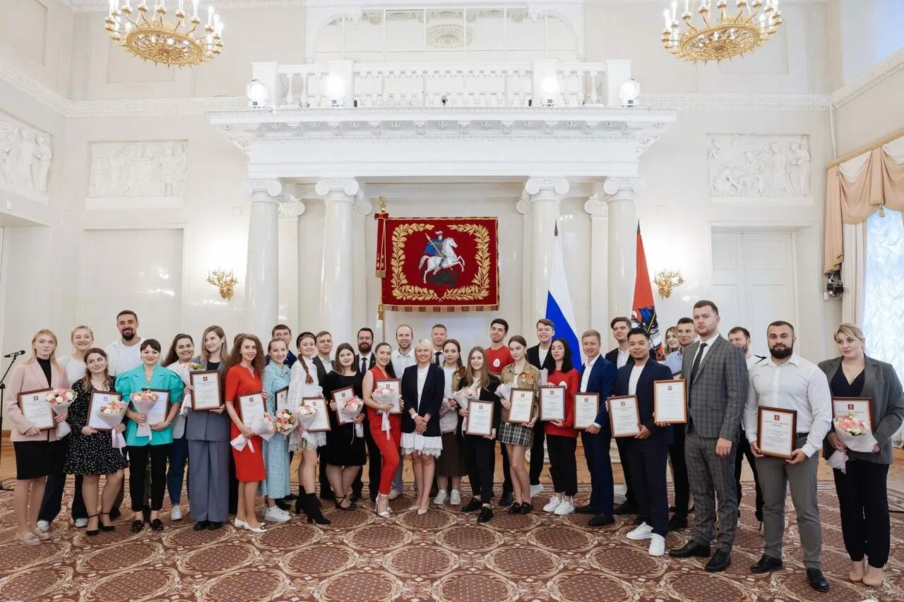 В столице наградили представителей молодежных сообществ. Белый зал мэрии Москвы. Награждение в белом зале мэрии 2023. Талантливая молодежь России.