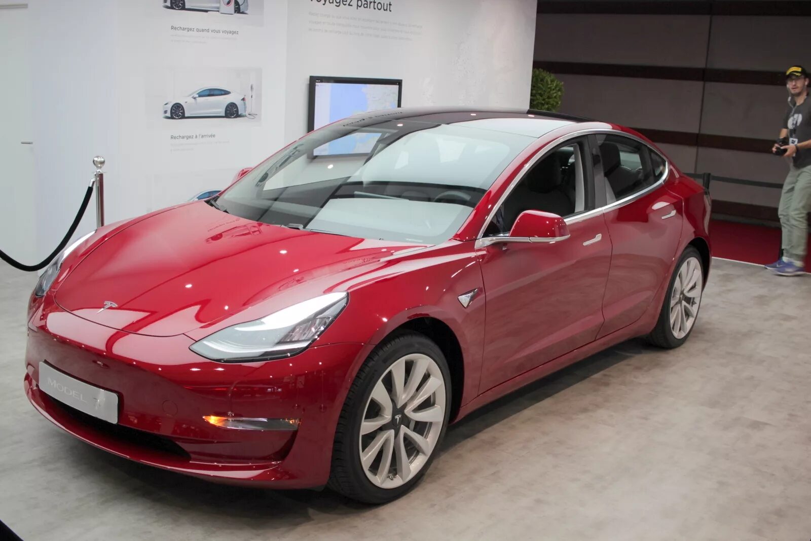 Tesla самая дешевая. Самая дешевая тесла. Tesla model 3. Электромобиль тесла. Много электромобилей.