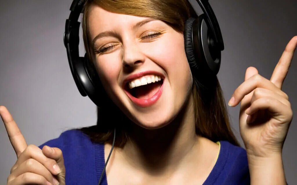 Поющий человек картинки. Уроки вокала. Девочка поет. Голоса в пении. Удивил пением.