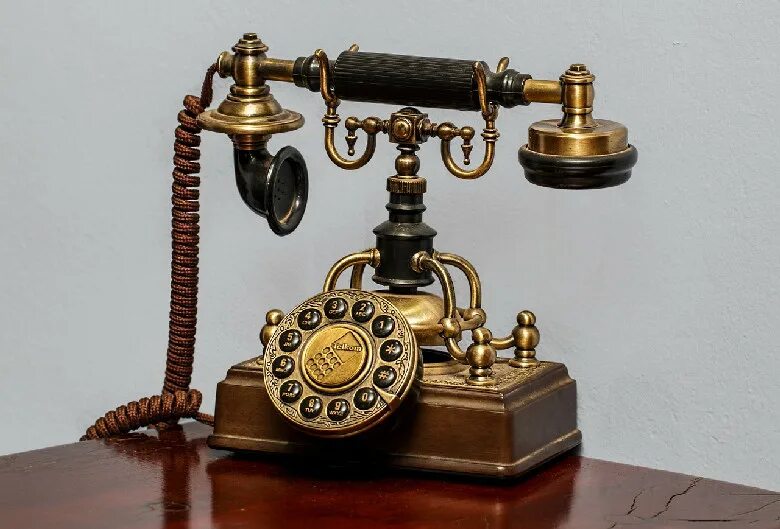 Заказать 1 телефон. Старинный телефонный аппарат. Старый телефон. Первый телефонный аппарат. Древний телефон.