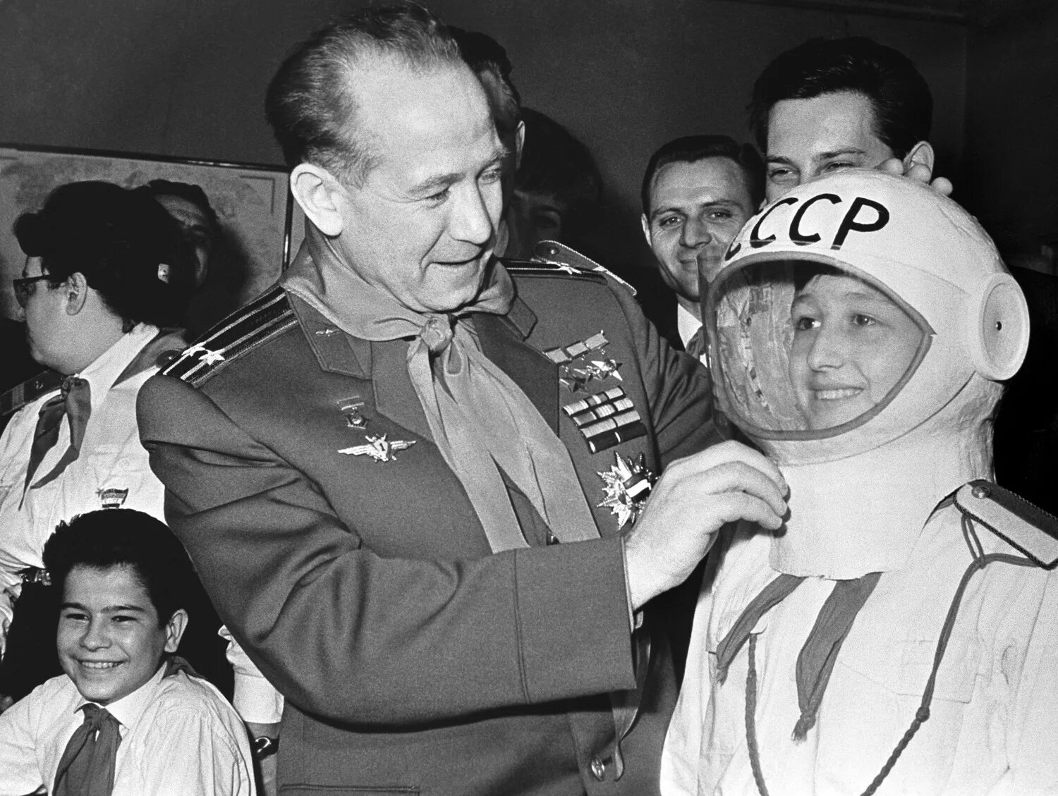 Первые 5 советских космонавтов. А.А.Леонов летчик-космонавт.