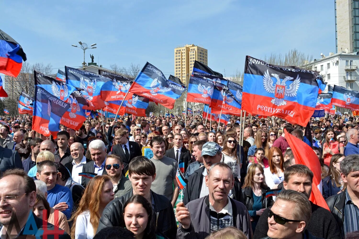 Митинг Донецкая народная Республика 2014. Донецк Россия ДНР. Провозглашение Республики ДНР. Флаг России и Донбасса.