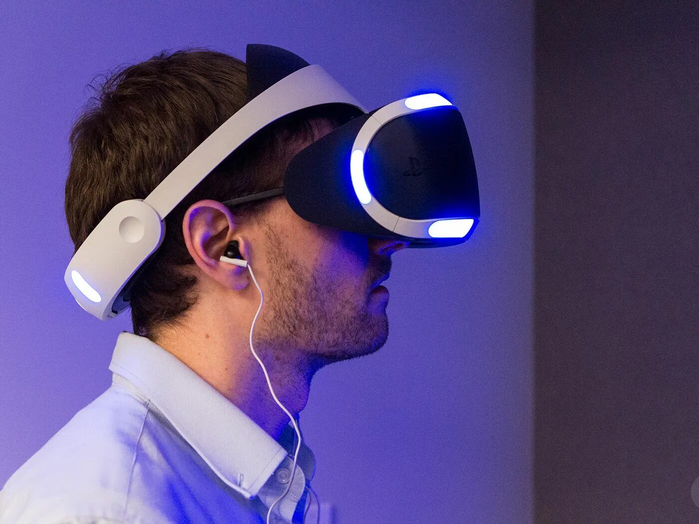 Очки виртуальной реальности информация. Ps vr. шлем виртуальной реальности с наушниками. звук в виртуальной реальности. человек с проводными наушниками.