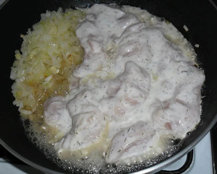 Курица тушеная в кефире. Куриная грудка в кефире на сковороде. Куриное филе тушеное в кефире. Тушеная курица в кефирном соусе.