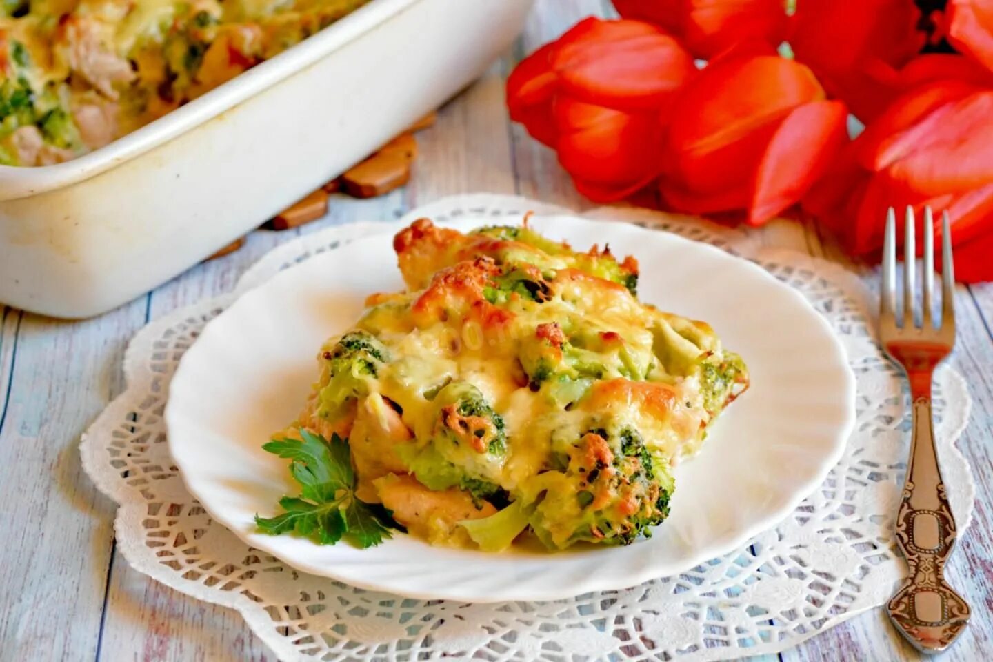 Запеканка с брокколи курицей и сыром. Запеканка из грудки брокколи. Брокколи в сливочном соусе. Гратен из брокколи и цветной капусты. Запеканка из грудки брокколи.