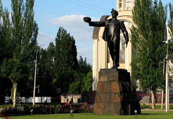 Донецк памятник шахтеру на шахтерской площади. Памятники в донецке фото. Памятники в донецке фото. Шахтерская площадь монумент донецк. Новый памятник в донецке.