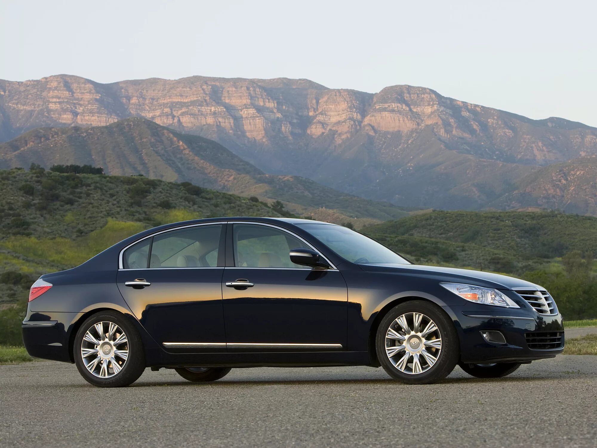 Genesis 2007. хендай большой седан. Genesis 2007. хундай чененес фото. Hyundai genesis 1 поколение.