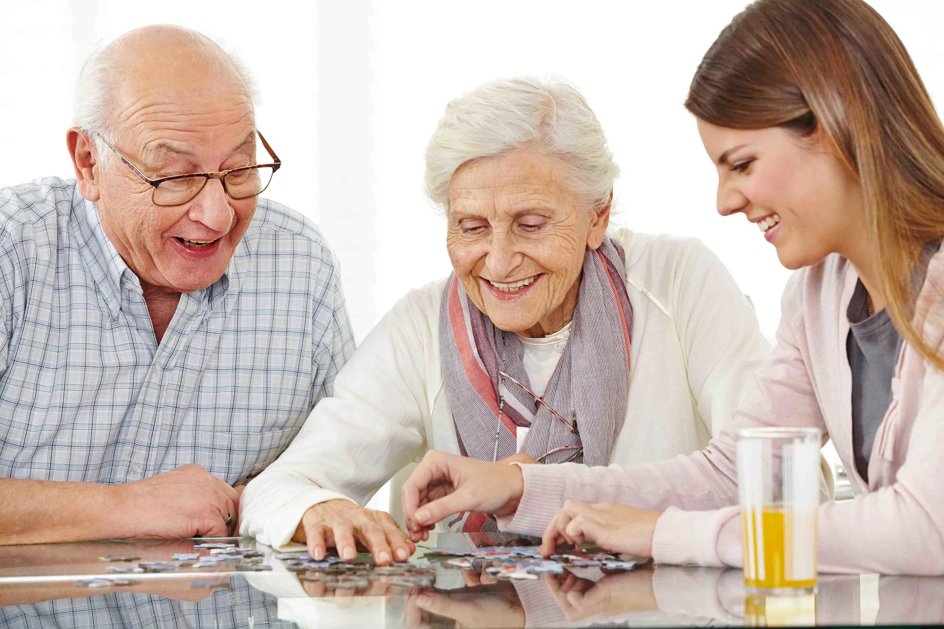 Группе пожилых относятся люди в возрасте. Разговор с пожилым человеком. Разговорполжилых людей. Общение с пожилыми людьми. Пожилые люди.