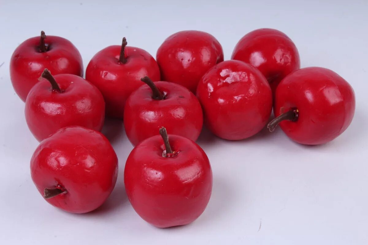 Маленькие яблочки. Маленькие красные яблоки. Бордовые яблоки сорт. Маленькие красненькие яблочки. Яблоня мелкая