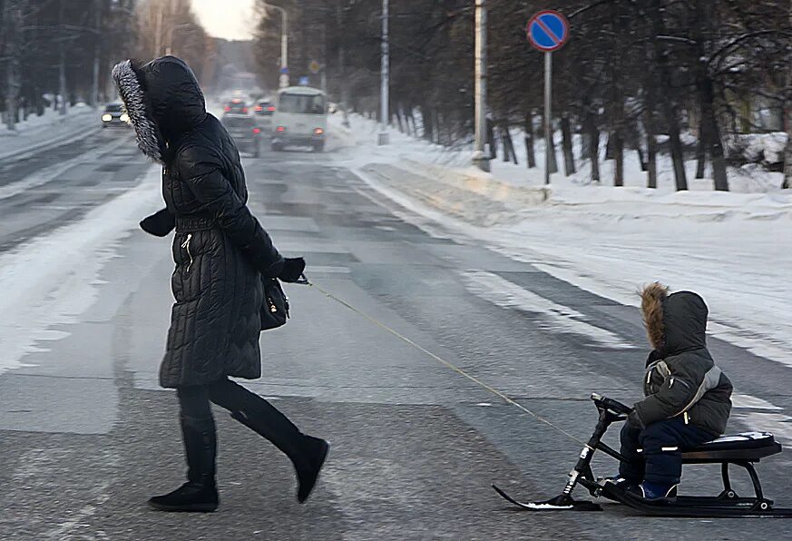 Пешеходы зимой. Пешеход на зимней дороге. На санках через дорогу. Пешеходы зимой для детей. Жизнь полную опасности