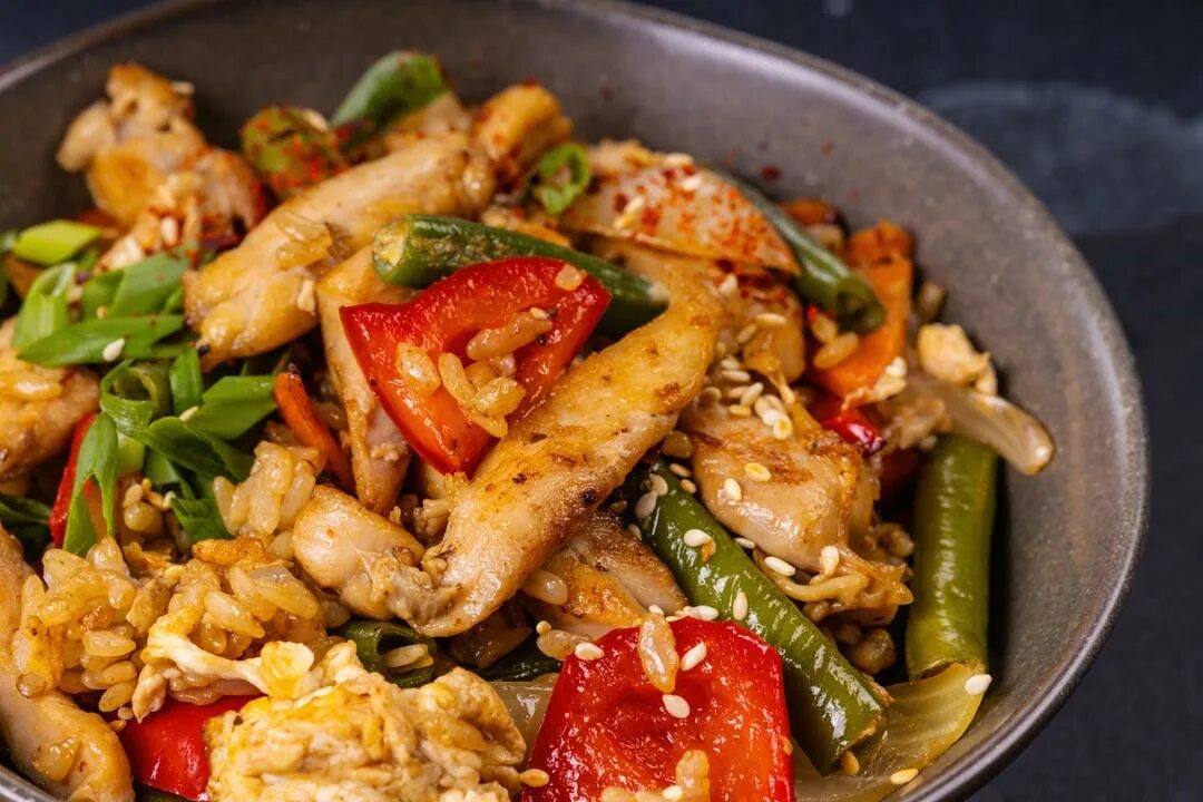Курица с морепродуктами. Азиатская кухня курица с овощами. Лапша с морепродуктами. Вок с курицей и овощами. Жареный рис с курицей.