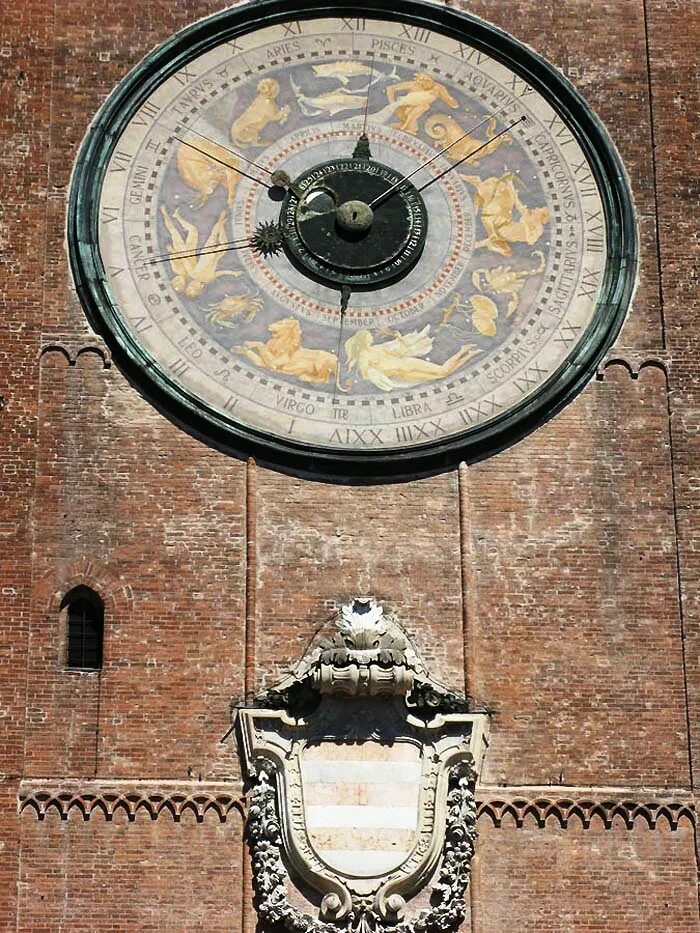 Италия часы время. Астрономические часы кремона. Астрономические часы башня кремона в Ломбардии, Италия. Астрономические часы церкви Святой Марии города Росток. Первые механические часы 13 век Италия.