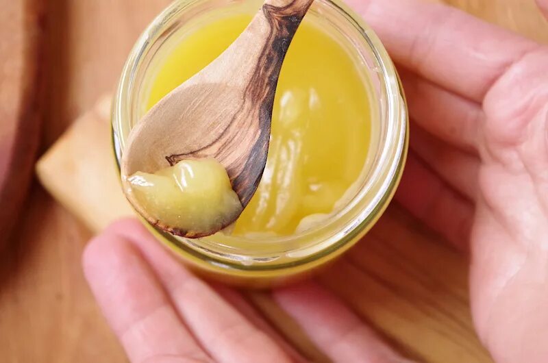 Оливковое масло в руке. Крем для рук на растительных маслах. Масло для рук от сухости.