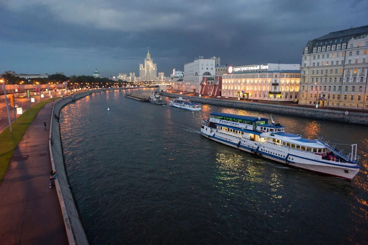 Прогулка на теплоходе по москве реке 2022. Речной с китай города. Река амур хэйхэ. Москворецкая набережная москва. Теплоход морис москва.